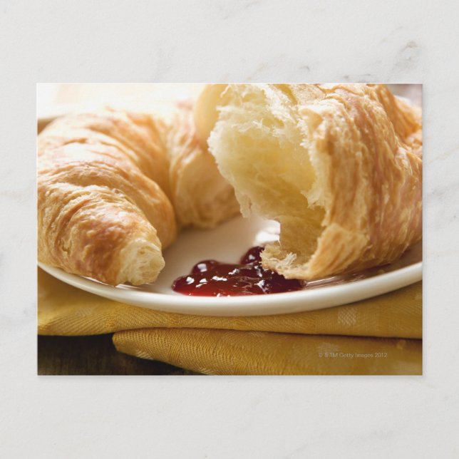 Croissant med sylt på en platta vykort (Framsida)