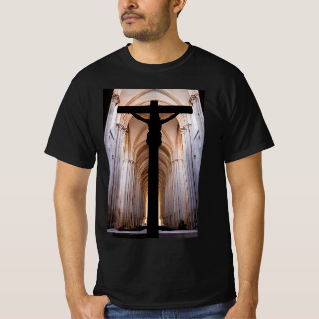 Crucifix med Jesus Kristus. Gothic Alcobaca Abbey T Shirt (Framsida)