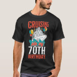 Cruise Cruising into My 70th Birthday 70th T Shirt<br><div class="desc">Kryssningsmönstret. Den här roliga semesterdesignen för kryssningsresor visar att den marscherar in i min 70-årsdag och är en underbar kryssning för resa-vänner som pockar på semestermarscher. Underbar om du vill resa med en kryssning genom Västindien,  Alaska eller Europa</div>
