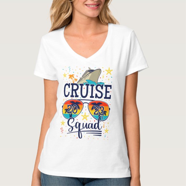 Cruise Squad 2023 Cruising Vacation Women V-Nacke T Shirt (Framsida)