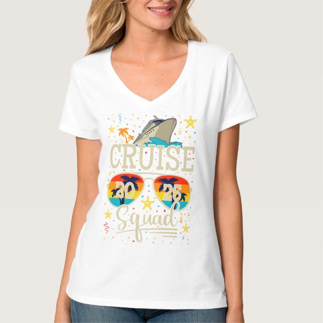 Cruise Squad 2025 Cruising Vacation Women V-Nacke T Shirt (Framsida)