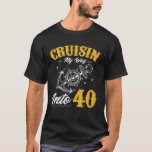 Cruisin My way in to 40 underbara 40th Birthday Cr T Shirt<br><div class="desc">Den här kryssningsbilen på väg in i 40 enheter med ankargrafik är en underbar idé för frakt,  kapten,  kryssningschaufför,  kryssningschaufför,  kryssningschaufför,  älskare som kärlek ska resa med båt,  kryssningsbuss på stranden med rolig kryssningsdräkt i Frakt på 40:e födelsedagen i party.</div>