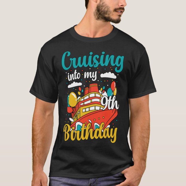 Cruising Into My 9th Birthday Cruise Vacation Boat T Shirt (Framsida)