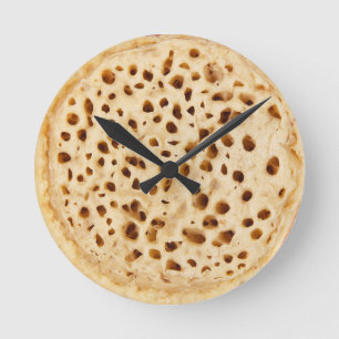 Crumpet på vitt rund klocka