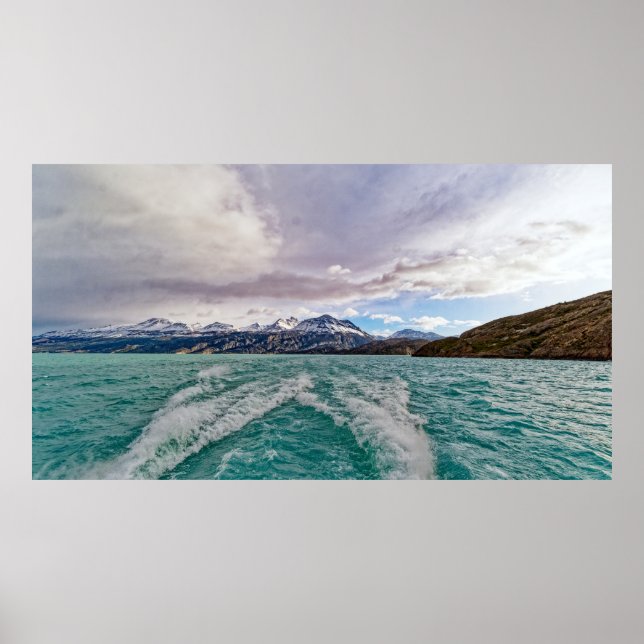 Crusing on Lago Argentino in Patagonia Poster (Framsidan)