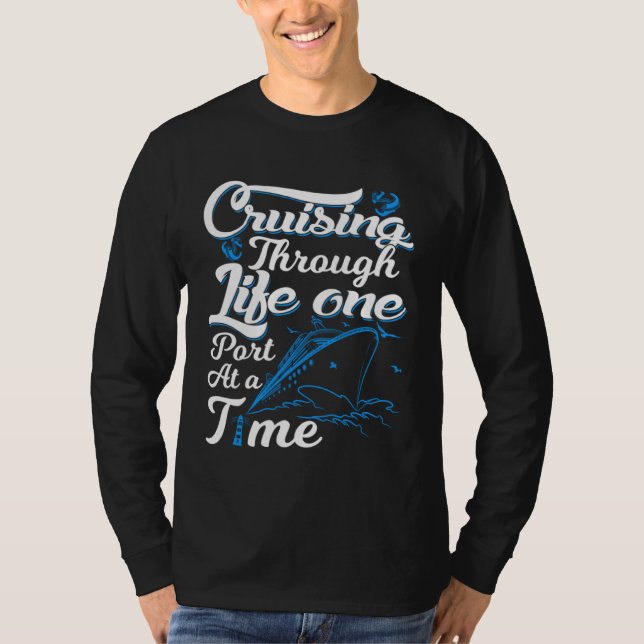 Crusing through life one port at a time Cruise Oce T Shirt (Framsida)