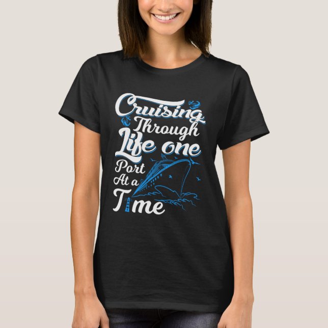 Crusing through life one port at a time Cruise Oce T Shirt (Framsida)