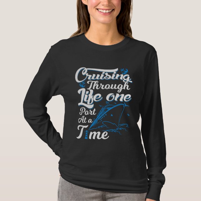 Crusing through life one port at a time Cruise Oce T Shirt (Framsida)