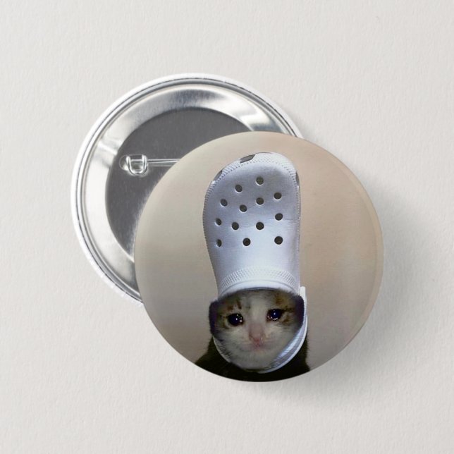 Crying Cat Croc Hat Meme Pin Button Knapp (Framsida & baksida)