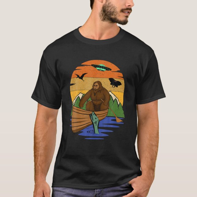 Cryptid River Bigfoot T med UFO Sea CreatMoth Shirt (Framsida)