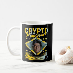CRYPTO MILLIONAIRE LOADING ANPASSNINGSBAR PHOTO KAFFEMUGG