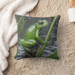 "Crystal Clarity: Grönt Glass Frog on River Reeds" Kudde