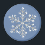 Crystal Snowflake Magnet<br><div class="desc">Skrämmande kristaller och skakande pärlor dekorerar detta fotografi som illustrerar snöflummen. Den här magneten är en underbar gåva till gäster. Det finns i olika storlekar och flera är perfekter för att dekorera magneter yta under vintersäsongen.</div>