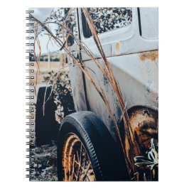 Cuaderno con fotografía de auto antiguo abandonado anteckningsbok
