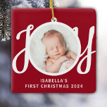 Cuaton Namn Första julfoto Red Keepsak Julgransprydnad Keramik<br><div class="desc">Den här söta Baby första julfoto Ornament dekoreras med ord JOY i snyggt skripttypografi på röd bakgrund. Anpassade enkelt med ditt foto,  namn och år.</div>
