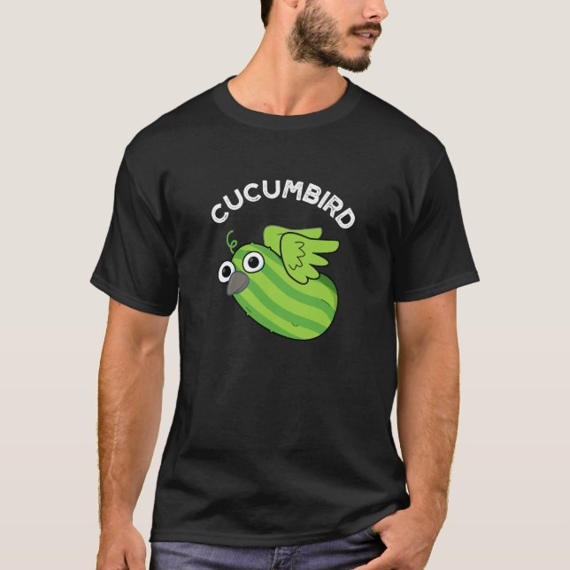 Cucumbird Funny Veggie Cucumber Pun Mörk BG T Shirt (Framsida)