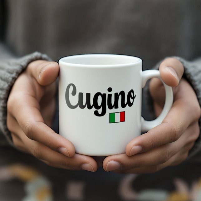 Cugino (kusin honom) italiensk flaggmugg kaffemugg (Man's hands holding white Cugino mug with Italian flag. Great heritage gift for cousin (him))