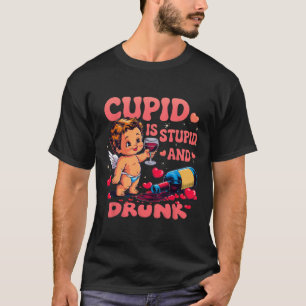 Cupid är dum och berusad Roligt anti-valentine D T Shirt