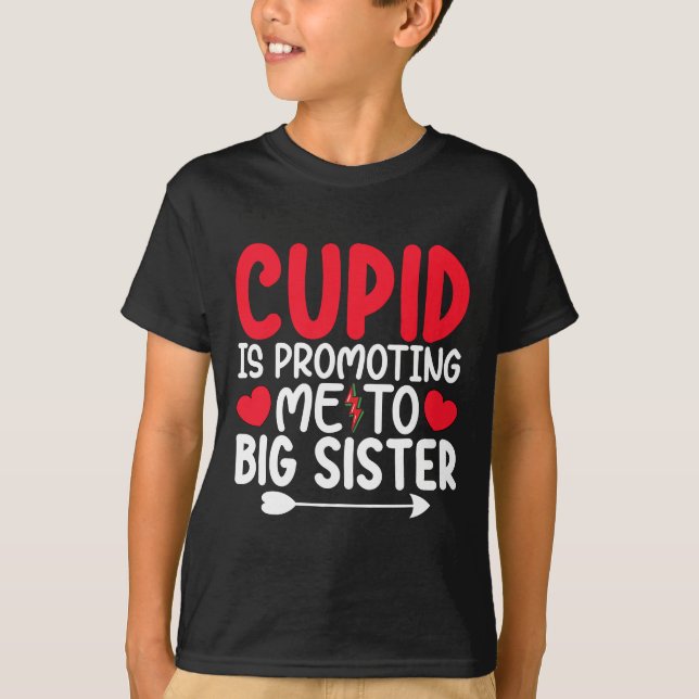 Cupid befordrar mig till stora syster Valentines d T Shirt (Framsida)