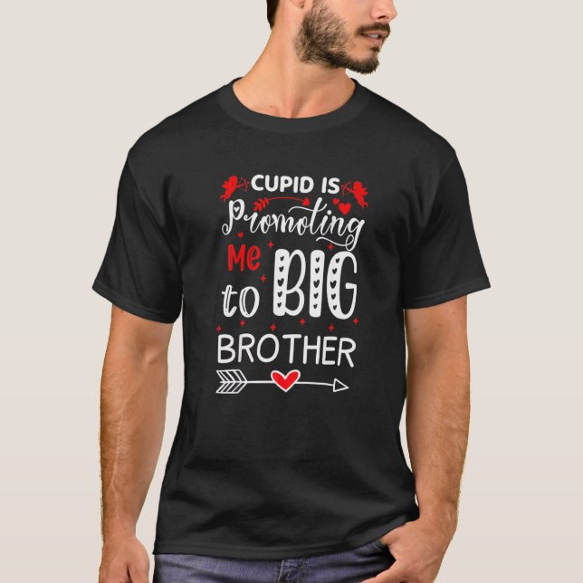 Cupid befordrar mig till storebror Småbarn Valen T Shirt (Framsida)