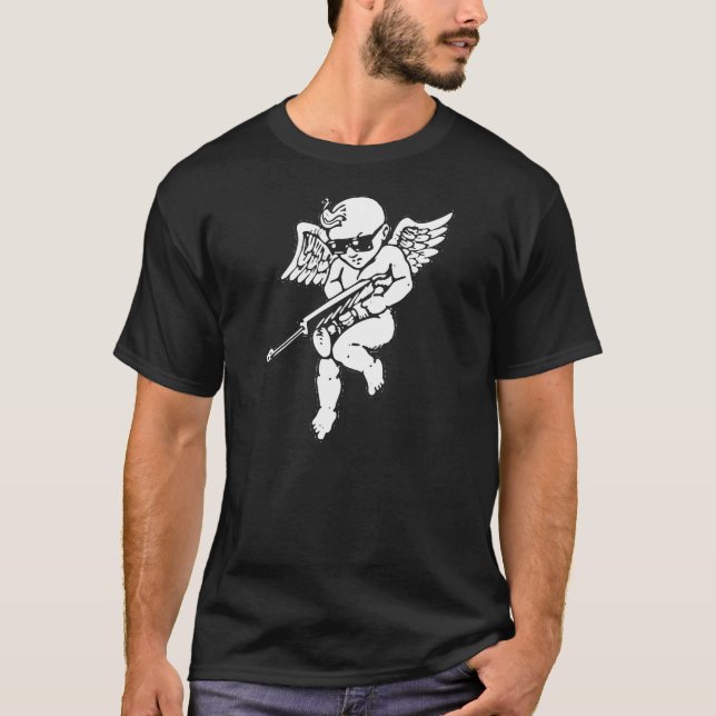 CUPID SKA FOR DIG MED ETT AK-47 GEVÄRVAPEN TEE SHIRT (Framsida)