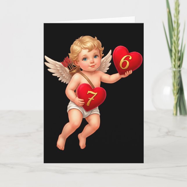 Cupid som håller 6 och 7 hjärtan valentinmeme söt  kort (Framsida)