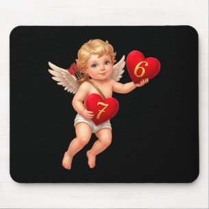 Cupid som håller 6 och 7 hjärtan valentinmeme söt musmatta