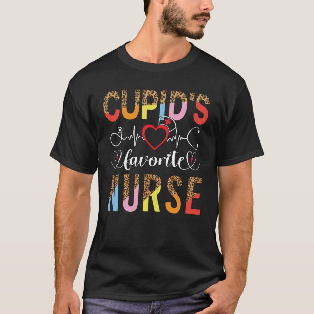 Cupids favoritnäsborre Valentines day Medical Nurs T Shirt (Framsida)
