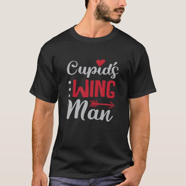 Cupids Wingman Cute Valentines Day Matchmaker Ar T Shirt (Framsida)