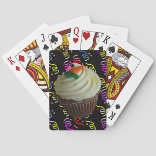 Cupkaka av morot med konfetti casinokort