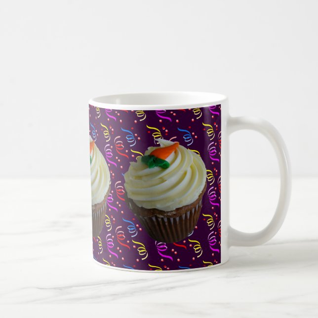 Cupkaka av morot med konfetti kaffemugg (Höger)