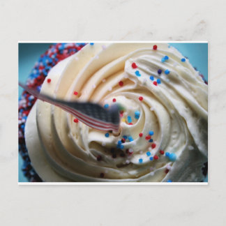 Cupkaka frodas med en amerikansk flagga vykort