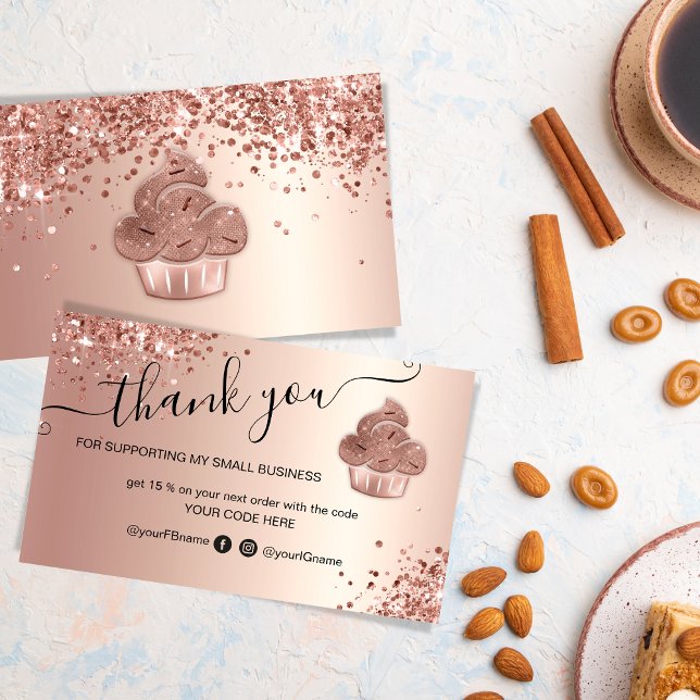 Cuptårta Bakery Pastry Chef Glitter Drives Ro Guld Visitkort (Pastry and home made cakes business marketing material with a rose gold glitter cupcake design.)