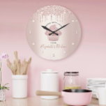 Cuptårta Bakery Pastry Chef Ro Guld Glitter Drivru Stor Klocka<br><div class="desc">Gör ett intryck av snyggten med den här eleganten, sofistikerad, enkel och modern väggklocka. En gnidig, ro guld, manusapa, handskriven typografi och glitter-droppar täcker över en fingerad metallbakgrund i ro guld. Anpassa med din namn, ditt företag eller annan information från fullt. Du kan välja mellan en rund eller fyrkantig klocka...</div>