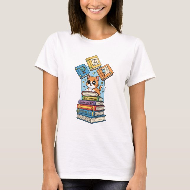 Curious Bookworm Kitten Illustration T Shirt (Framsida)