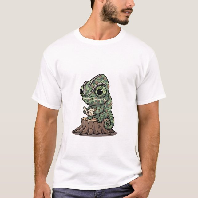 Curious Green Chameleon Reading Explorer's Journal T Shirt (Framsida)