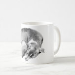 Curled in Comfort Kaffemugg<br><div class="desc">Denna ömtåliga hund som skuggas av bläck krymper sig själv och utstrålar värme och lugn. En design som får din morgonsipp att kännas som en kram, perfekt för dem som kärlek tysta närvaro av husdjur.</div>