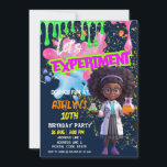 Curly-Hearing Girl Scientist Roligt Science Birthd Inbjudningar<br><div class="desc">Lär dig roligt med den här nyssnärjda jejentistinbjudan! Den här utformningen är en perfekt för en STEM-vetenskapsman party. Anpassa detaljerna och inbjudan era gäster till ett spännande händer-on-experiment äventyr!</div>