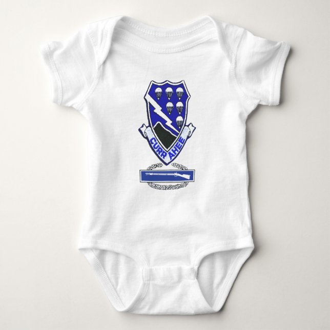 Currahee lappar & bekämpar infanteriemblem t-shirt (Framsida)