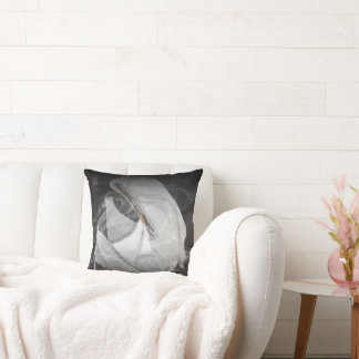 Cursed by Beauty Throw Pillow Kudde