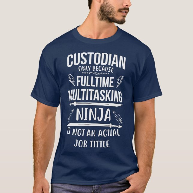 Custodian Fullt time Multitasking Ninja T Shirt (Framsida)
