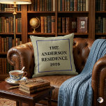 Custom Anderson Residence 2026 Established Year Pe Kudde<br><div class="desc">Add a touch of personalized elegance to your home or celebrate a new chapter with this beautifully designed Custom Anderson Residence 2026 Established Year Personalized Throw Pillow. This square pillow features a timeless, minimalist design with a clean blue square border enclosing your custom text. Printed on a textured, taupe linen-burlap...</div>
