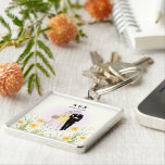 Custom Couple Illustration Gift– Fyrkantig Silverfärgad Nyckelring<br><div class="desc">A beautiful square keychain featuring a romantic silhouette of a bride and groom in a field of daffodils, personalized with initials "A&S" and your special date "September 30, 2023". Soft pastel pink gradient background adds elegance and warmth. The perfect anniversary, wedding, or engagement gift to celebrate eternal love. Customize with...</div>