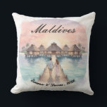 Custom Couple Maldives Honeymoon Keepsake Kudde<br><div class="desc">Transform any living space into a serene island getaway with this Personalized Watercolor Maldives Tropical Throw Pillow. This elegant, double-sided decorative accent features a stunning, hand-painted style illustration of a romantic couple walking along a wooden pier toward luxury overwater bungalows. Whether you are commemorating a 2026 honeymoon, a milestone wedding...</div>