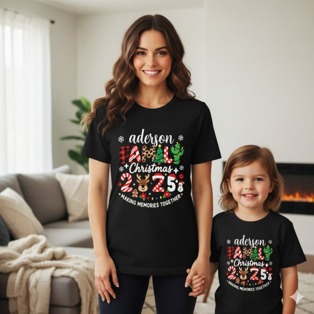 Custom Family Name Christmas 2025 Festive Holiday T Shirt (Skapare uppladdad)