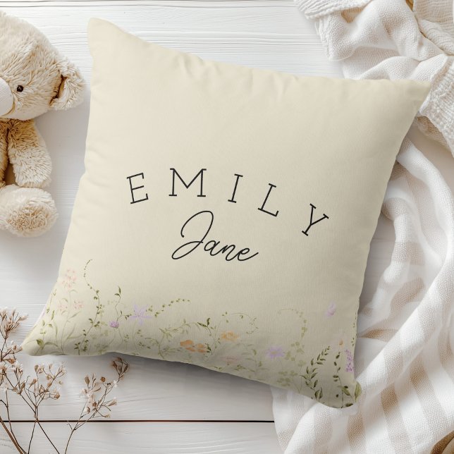 Custom Girls Name Sign Wildflower Nursery Decor Kudde (Baby Girl Name Pillow Wildflower Nursery Decor)
