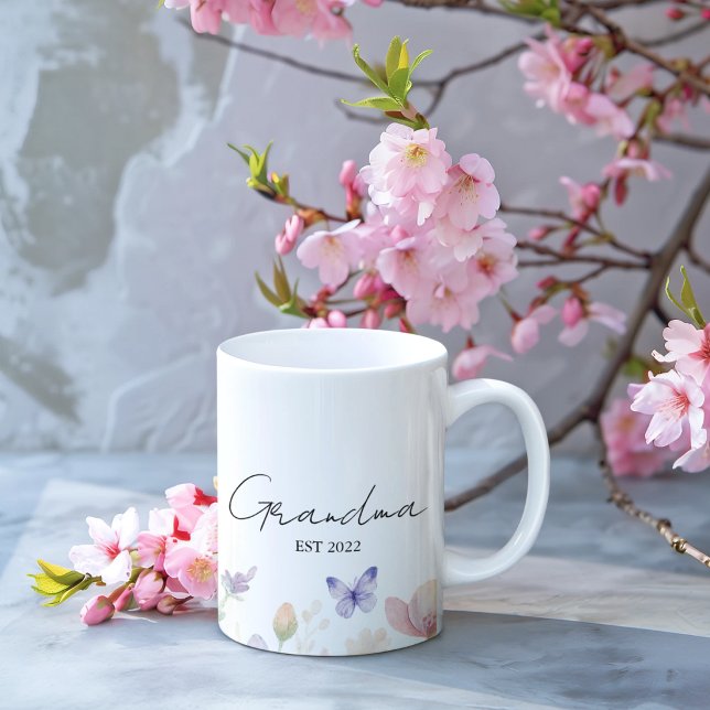 Custom Grandma Est. Year -  Flower and Butterfly  Kaffemugg (Skapare uppladdad)