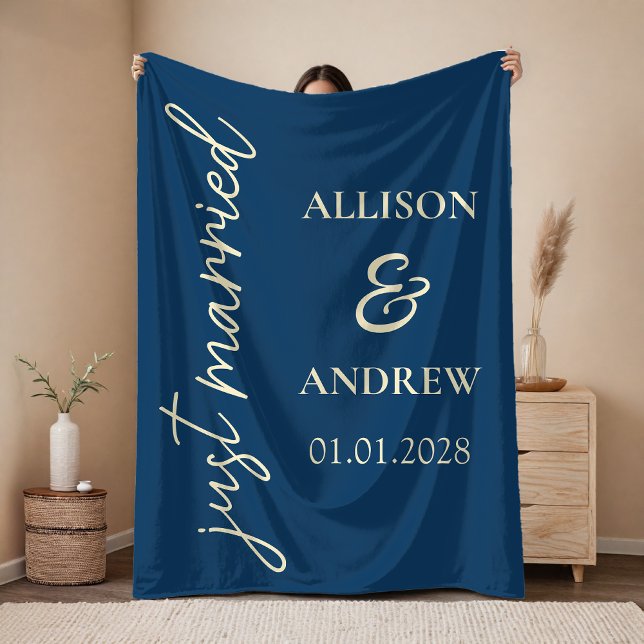 Custom Just Married Blanket Gift for Newlyweds Fleecefilt (Custom Wedding Blanket Gift for Bride and Groom – Custom Blanket Gift for Newlyweds and Couples)