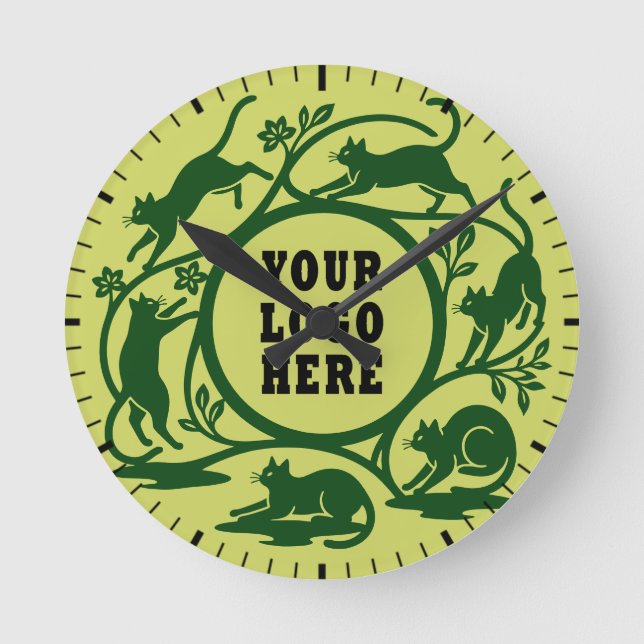Custom Lime Green Playful Cat Clock Rund Klocka (Framsida)