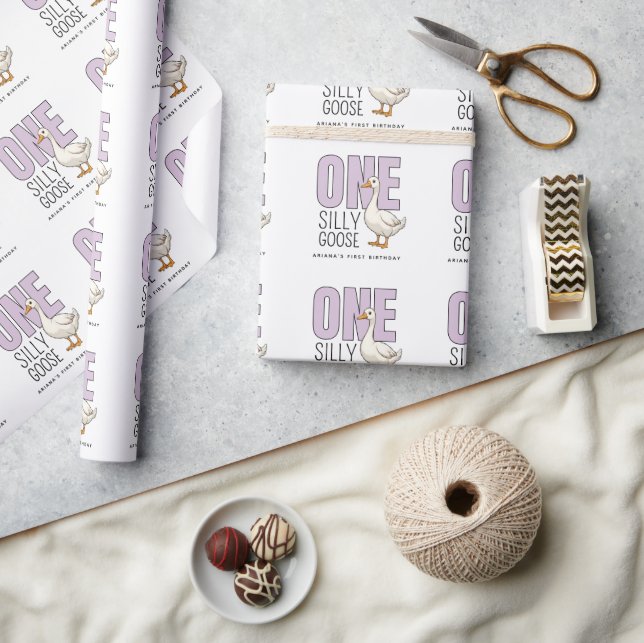 Custom Modern Lilac One Silly Goose First Birthday Presentpapper (Hantverk)